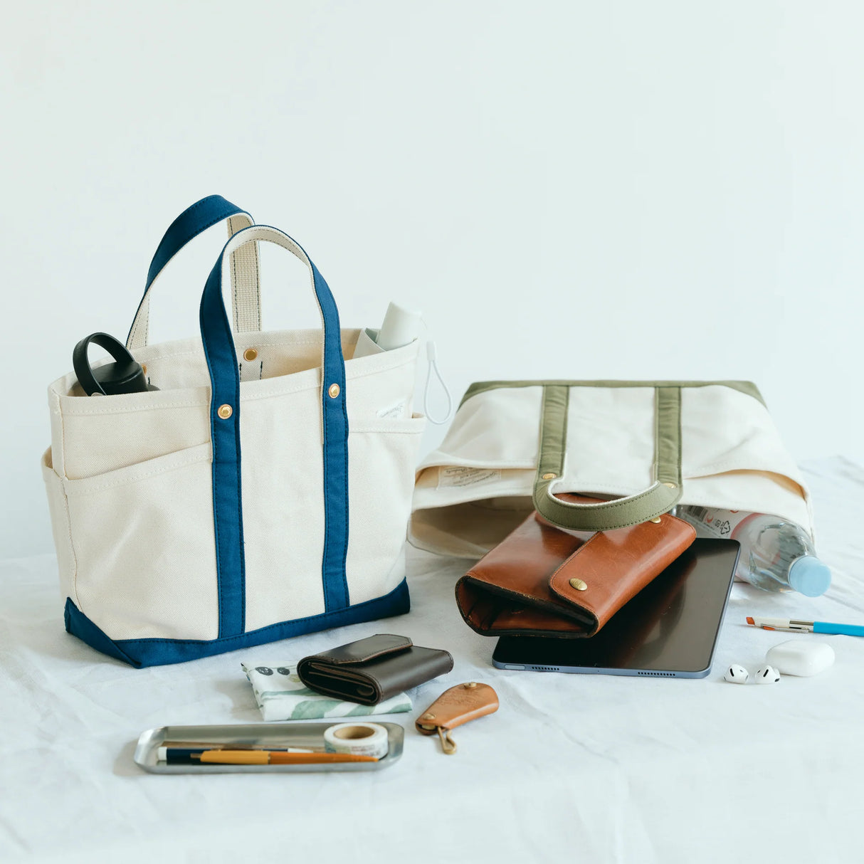 The SUPERIOR LABOR Mini Tote Bag

A simple, timeless canvas bag designed for everyday life.

Its compact size is just right for daily essentials, while the four outer pockets keep your glasses, keys, favorite pens, or notebook neatly organized.

They make it easy to stay tidy and add a touch of extra storage without changing the clean look of the bag.

Size: W37×H23.5×D12.5cm
Canvas Products
Painted areas may be affected by friction or water, which can cause color transfer. Please handle with care.