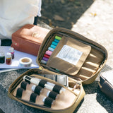 The SUPERIOR LABOR Painter's Leather Case

We created this leather case for those who love to draw —for artists who find joy in carrying their tools and capturing inspiration wherever it appears.

This case has two key features.&nbsp;The first is its ample storage capacity, designed to hold many long pens such as brush pens that are perfect for sketching and illustration.&nbsp;The second is a set of elastic bands made to fit small ink bottles, ideal for those who prefer using dip pens.(Compatible with glass