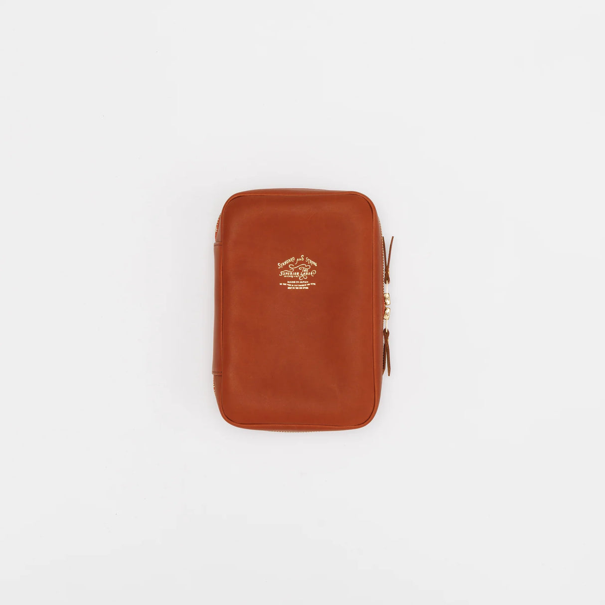 The SUPERIOR LABOR Painter's Leather Case

We created this leather case for those who love to draw —for artists who find joy in carrying their tools and capturing inspiration wherever it appears.

This case has two key features.&nbsp;The first is its ample storage capacity, designed to hold many long pens such as brush pens that are perfect for sketching and illustration.&nbsp;The second is a set of elastic bands made to fit small ink bottles, ideal for those who prefer using dip pens.(Compatible with glass