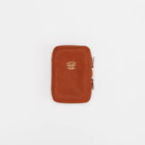 The SUPERIOR LABOR Painter's Leather Case

We created this leather case for those who love to draw —for artists who find joy in carrying their tools and capturing inspiration wherever it appears.

This case has two key features.&nbsp;The first is its ample storage capacity, designed to hold many long pens such as brush pens that are perfect for sketching and illustration.&nbsp;The second is a set of elastic bands made to fit small ink bottles, ideal for those who prefer using dip pens.(Compatible with glass