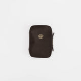 The SUPERIOR LABOR Painter's Leather Case

We created this leather case for those who love to draw —for artists who find joy in carrying their tools and capturing inspiration wherever it appears.

This case has two key features.&nbsp;The first is its ample storage capacity, designed to hold many long pens such as brush pens that are perfect for sketching and illustration.&nbsp;The second is a set of elastic bands made to fit small ink bottles, ideal for those who prefer using dip pens.(Compatible with glass