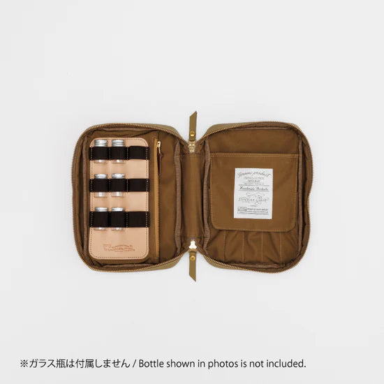 The SUPERIOR LABOR Painter's Leather Case

We created this leather case for those who love to draw —for artists who find joy in carrying their tools and capturing inspiration wherever it appears.

This case has two key features.&nbsp;The first is its ample storage capacity, designed to hold many long pens such as brush pens that are perfect for sketching and illustration.&nbsp;The second is a set of elastic bands made to fit small ink bottles, ideal for those who prefer using dip pens.(Compatible with glass