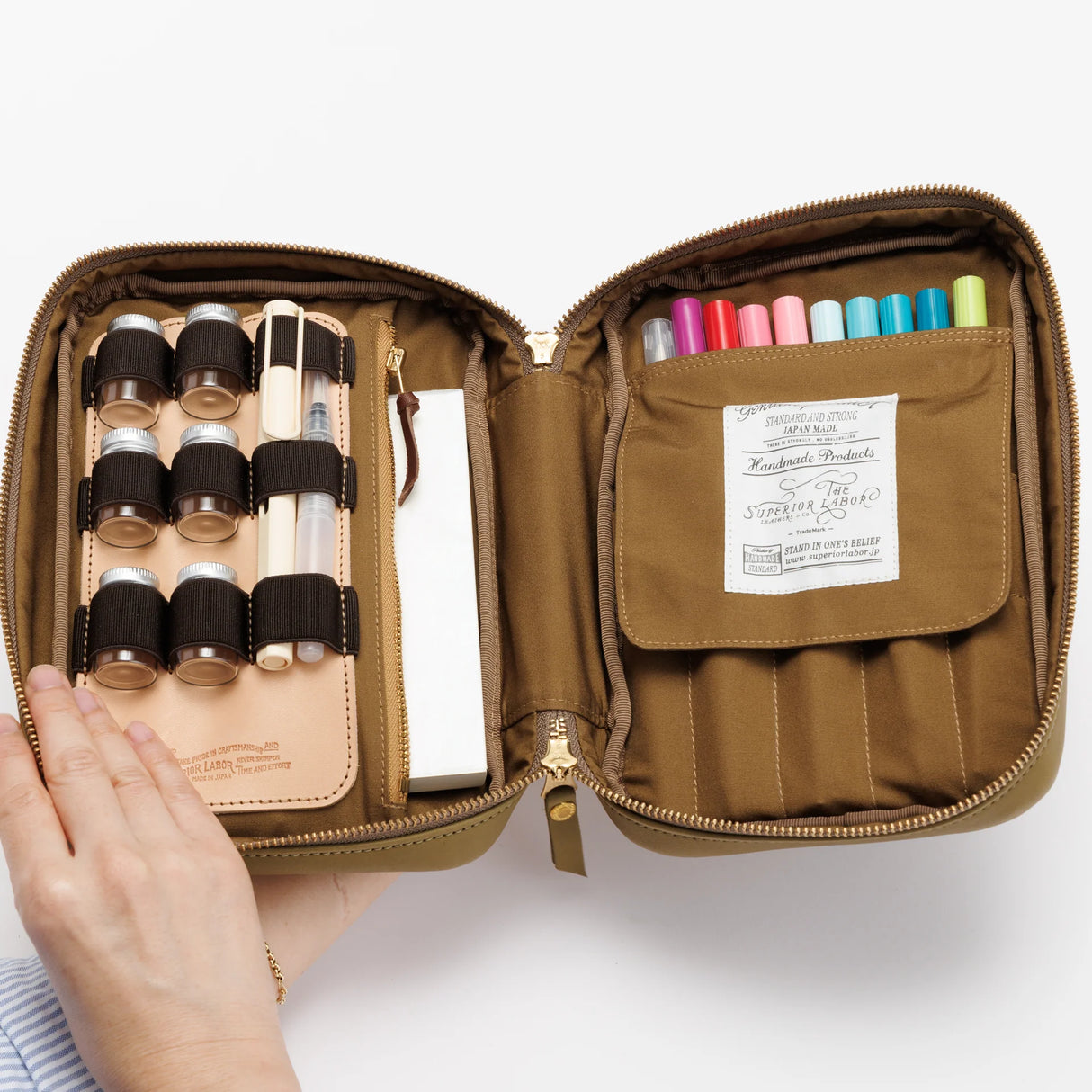 The SUPERIOR LABOR Painter's Leather Case

We created this leather case for those who love to draw —for artists who find joy in carrying their tools and capturing inspiration wherever it appears.

This case has two key features.&nbsp;The first is its ample storage capacity, designed to hold many long pens such as brush pens that are perfect for sketching and illustration.&nbsp;The second is a set of elastic bands made to fit small ink bottles, ideal for those who prefer using dip pens.(Compatible with glass