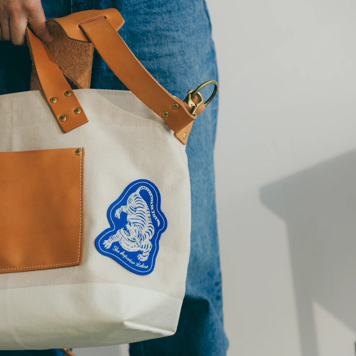 TSL original patch. Perfect to decorate your bag, clothes, or journals!

Size: W 9×H 13cm

Canvas Products
Painted areas may be affected by friction or water, which can cause color transfer. Please handle with care.