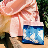 The Co-Knitty bag is a small hand carry bag perfect for your necessities such as phone and wallet.

Recycled polyester (one tote bag is made from approximately 1.5 recycled plastic bottles)&nbsp;
A cute hand carry at the size of 20 x 20cm x 6.5cm(depth), 188g
Easily clean the bag by tossing it into the washing machine (laundry net recommended)
Wrinkle free, so feel free to fold away when you don't need it!
Made locally in Japan