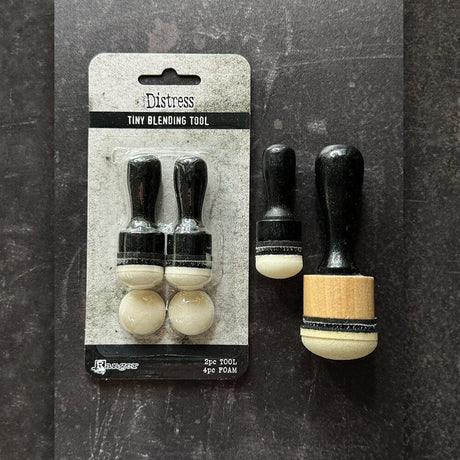 The Tim Holtz Distress® Tiny Blending Tool features interchangeable foam tips ideal for applying inks and other mediums to smaller areas on your craft projects. Wood handle provides convenient control and the round foam provides more cushion for mess-free application.