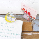 This clip can be rotated 360° and reoriented to suit the application.
The transparent clip makes you feel happy when you suddenly see it in your daily life.
It's perfect for your own everyday use as well as a gift!
The gesture of two cats snuggling up is cute, and it is an item that you will always want to have by your side.

Size: 50×45mm
Material: Acrylic