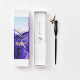 I wanted to create a calligraphy pen that would feel like a fantastic experience every time you use it. Its design has been methodically planned to be the best of both form and function. Feeling wonderful in the hand it's contoured body fits snuggly in the hand whilst giving you the perfect balance to write smoothly and precisely.

The Flourish is precision machined from a solid Aluminium bar meaning that it will last a lifetime and give you just the right amount of weight without feeling too heavy.

The Ob
