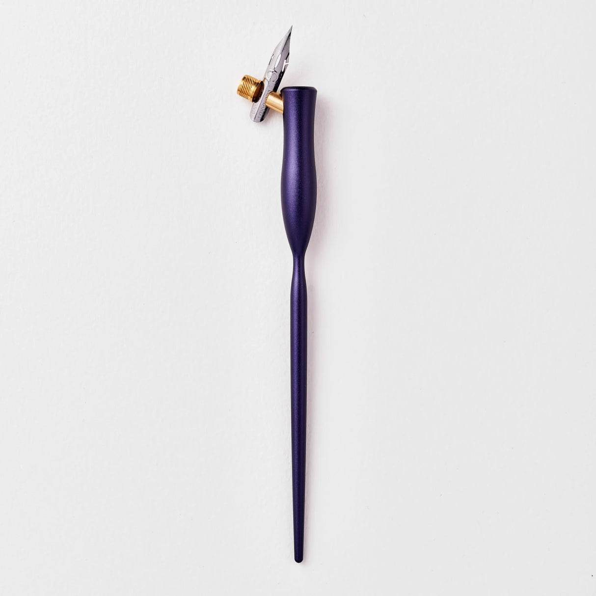 I wanted to create a calligraphy pen that would feel like a fantastic experience every time you use it. Its design has been methodically planned to be the best of both form and function. Feeling wonderful in the hand it's contoured body fits snuggly in the hand whilst giving you the perfect balance to write smoothly and precisely.

The Flourish is precision machined from a solid Aluminium bar meaning that it will last a lifetime and give you just the right amount of weight without feeling too heavy.