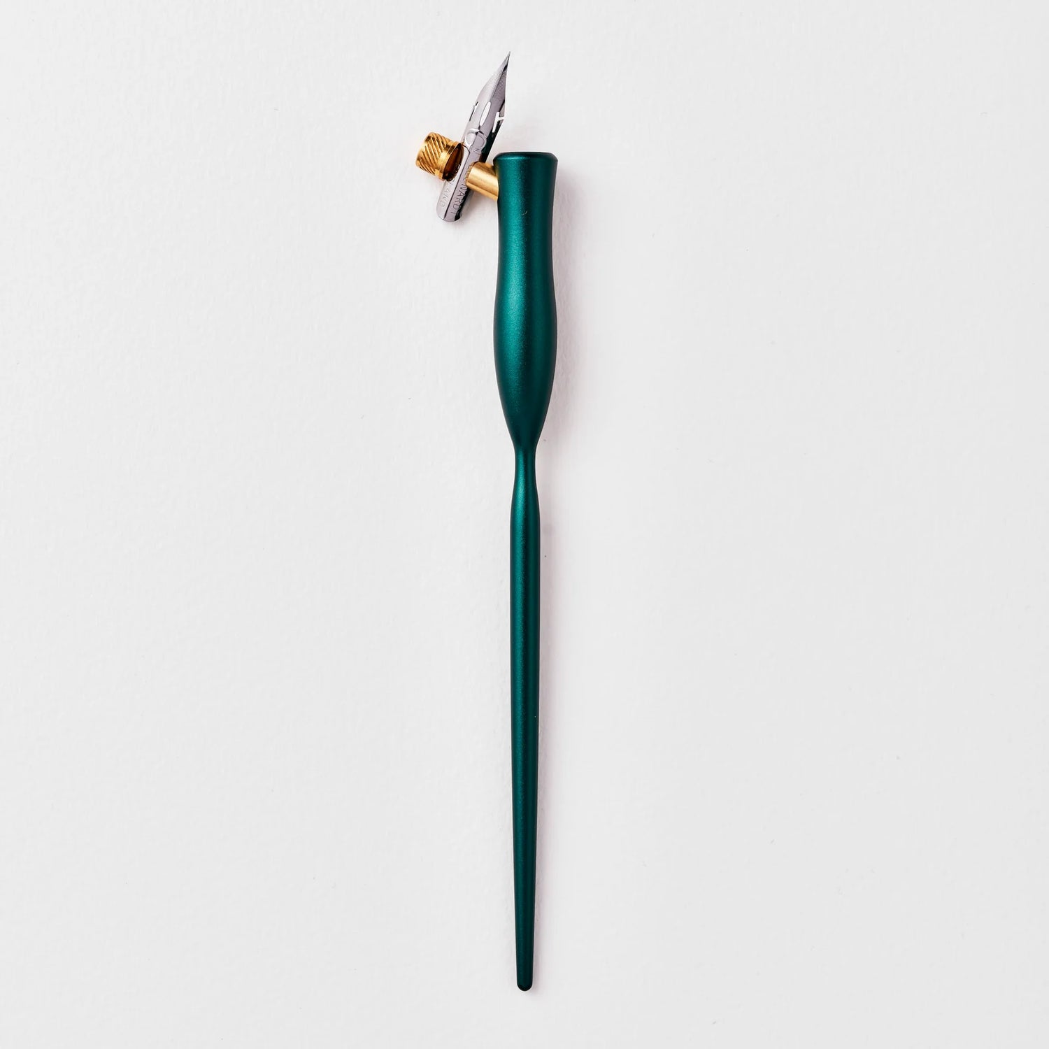 I wanted to create a calligraphy pen that would feel like a fantastic experience every time you use it. Its design has been methodically planned to be the best of both form and function. Feeling wonderful in the hand it's contoured body fits snuggly in the hand whilst giving you the perfect balance to write smoothly and precisely.

The Flourish is precision machined from a solid Aluminium bar meaning that it will last a lifetime and give you just the right amount of weight without feeling too heavy.

The Ob