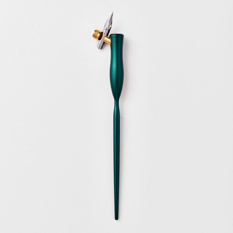 I wanted to create a calligraphy pen that would feel like a fantastic experience every time you use it. Its design has been methodically planned to be the best of both form and function. Feeling wonderful in the hand it's contoured body fits snuggly in the hand whilst giving you the perfect balance to write smoothly and precisely.

The Flourish is precision machined from a solid Aluminium bar meaning that it will last a lifetime and give you just the right amount of weight without feeling too heavy.

The Ob