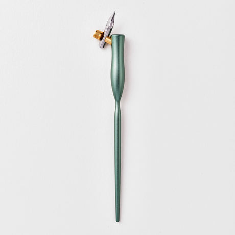 I wanted to create a calligraphy pen that would feel like a fantastic experience every time you use it. Its design has been methodically planned to be the best of both form and function. Feeling wonderful in the hand it's contoured body fits snuggly in the hand whilst giving you the perfect balance to write smoothly and precisely.

The Flourish is precision machined from a solid Aluminium bar meaning that it will last a lifetime and give you just the right amount of weight without feeling too heavy.