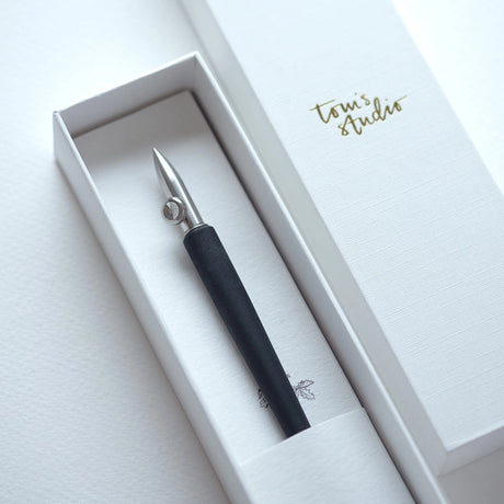 An experimental calligraphy nib. This nib is a delight for illustrators and calligraphers, offering the ability to adjust the nib for a wide range of stunning line variations. With a simple twist of the thumb screw, you can produce broader or finer lines, or change the nib's angle to the page to create rich, thick strokes.