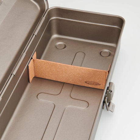 This is a Magnetic Partition Parts specifically for toolboxes, made from bonded leather by the renowned German company Salamander. Open the magnetic parts attached to both ends and attach them to the toolbox.&nbsp;


These bonded leather items offer a distinct look and texture different from sponge-made products, presenting a beautiful piece. Designed and manufactured meticulously for customers who use our toolboxes, from the product itself to the packaging.