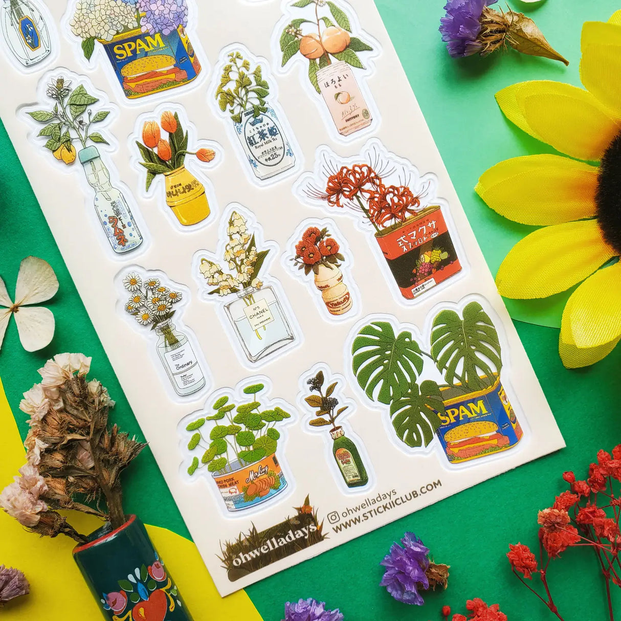 🌻🥫 @ohwelladays turns everyday containers into a little upcycled garden! From instant noodle cups blooming with sunflowers to SPAM tins overflowing with hydrangeas and monstera leaves, these recycled treasures are soup-er fun to stick anywhere! Who knew canned goods and convenience store drinks could make such unbe-leaf-ably cool planters?

Art by: @ohwelladays
